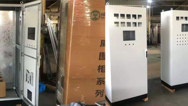  近年來，仿威圖機柜產品越來越多的被用于國內外重要的設備及工程中。這個來自德國的品牌威圖柜體，在業內一直是高大上的形象，精細品質令人向往，高昂的價格讓大家望而卻步。隨著中國制造業的迅速崛起，國內鈑金機箱機柜特造廠家的生產工藝迅速升級，從原來的粗糙低端的機器升級為激光切割、數控生產線、噴塑生產線。涌現出大批的具有一定生產規模和國際水準制造工藝的企業代表。仿威圖柜體以其優良的品質和低廉的價格，迅速搶占市場。目前，仿威圖電柜價格已十分透明，如果對自己的產品和工程有品質追求的企業，完全可以稍加預算，采用這種可以提升形象的產品。那么，面對市場上眾多宣傳自己可以生產仿威圖機柜的廠家，該如何才能明智的選擇到一家專業對口而且性價比適合的仿威圖機柜廠家呢？威柜電氣為你備下以下幾點秘訣：