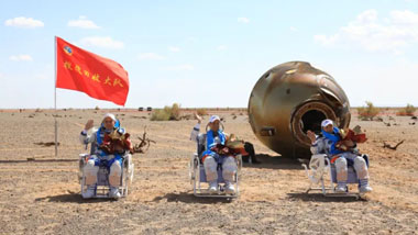 威柜電氣熱烈祝賀神舟十二號載人飛船返回艙成功著陸，3名航天員安全順利出艙！