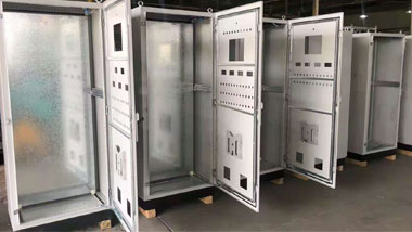 任何一種電器產品都不可能一直正常工作，它或多或少都會出現這樣那樣的故障，使之不能正常運轉，仿威圖機柜產品當然也是如此。因而說我們在使用仿威圖機柜過程中難免會出現無法正常工作的時候，那就要求我們學會分析仿威圖機柜產生故障的原因。發熱、灰塵、潮濕以及腐蝕物質都會導致仿威圖機柜無法正常工作，針對這些問題我們只有找到根源才能真正的排除故障。那么我們怎樣來具體分析仿威圖機柜產生故障呢？下面威柜電氣與你一同查找：