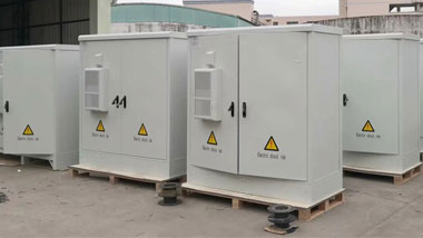  我們知道戶外配電柜里面的低壓電器由熔斷器、交流接觸器、剩余電流動作保護器、電容器及計量表等組成。這些低壓電器均按GB1497《低壓電柜基本標準》進行設計和制造，并對它們的正常工作條件作了相應規定：周圍空氣溫度的上限不超過+40℃；周圍空氣溫度24h的平均值不超過+35℃；周圍空氣溫度的下限不低于-5℃或-25℃。為什么要對周圍環境有所要求呢？看看下面威柜電氣告訴你環境溫度對戶外配電柜的影響吧！